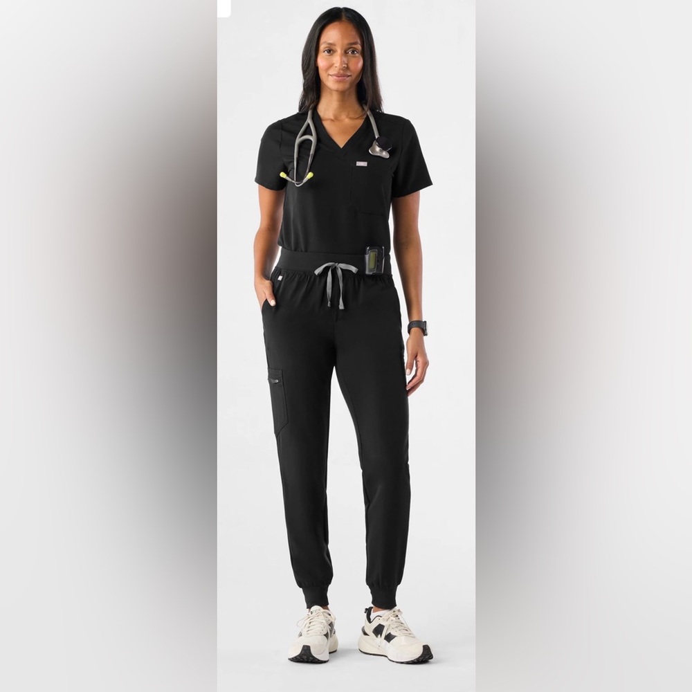 Figs Black Scrub Set